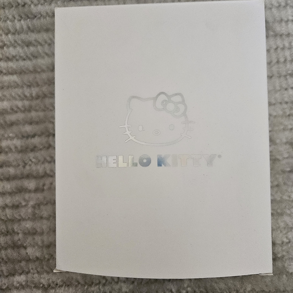 Hello Kitty limited edition 2020 iridescent makeup brush holder - Picture 6 of 7